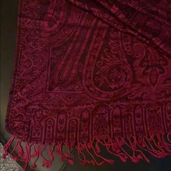 Raspberry long patterned scarf for Fall - Picture 2 of 2